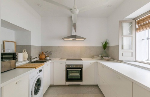 Carmona House | Beautiful home in Carmona with kitchen