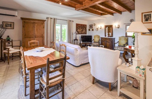 Les Angles House | Beautiful home in Les Angles with WiFi and 3 Bedrooms