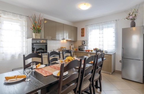 Loborika House | Beautiful home in Loborika with WiFi