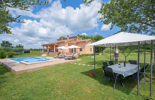 Tinjan House | Beautiful home in Tinjan with kitchen
