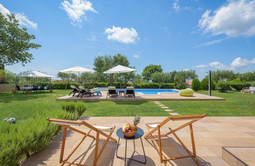 Tinjan House | Beautiful home in Tinjan with kitchen