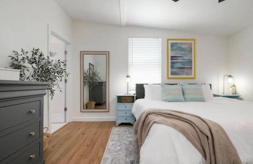 Riverview Estates House | Beautiful Home with heated pool and Fenced Yard by Siesta Key!