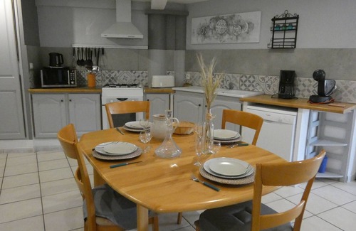 Rocbaron Villa | beautiful independent apartment in villa with swimming pool in a quiet area close to amenities