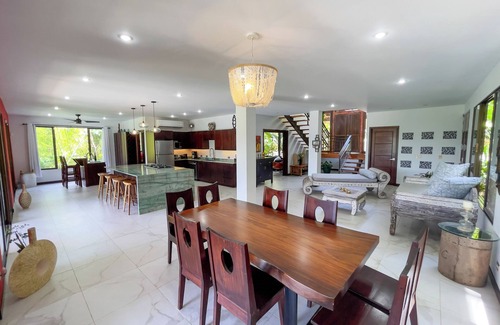 Dominical House | Beautiful Jungle Villa with wildlife, close to restaurants, shopping and beaches