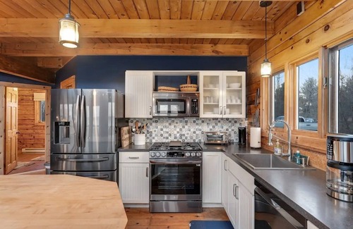 Isle La Motte Cabin | Beautiful Lake House with Private Beach on Lake Champlain