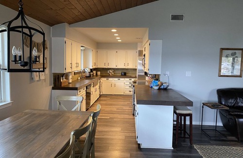 Seven Points House | Beautiful Lakefront 4 BR/5 BA Hideaway w/Huge Yard & Gorgeous View