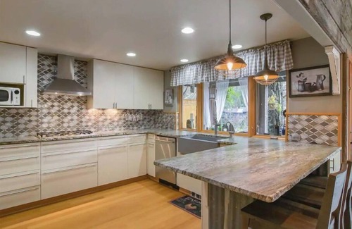 Marcola House | Beautiful lakefront home in Vida, Or