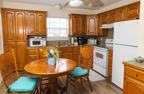 Mid America Cottage | Beautiful lakehouse on main channel with boat dock large backyard Lake access