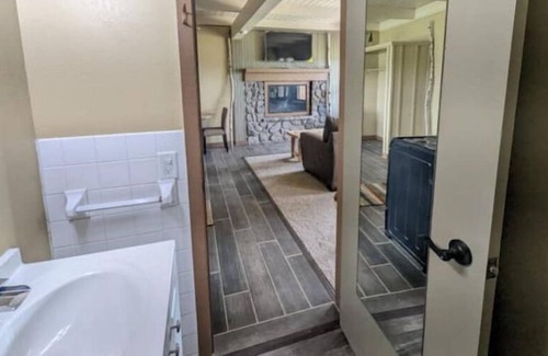 Hill City Apartment | Beautiful lakeside studio condo