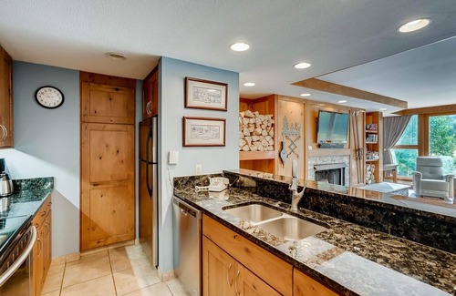 Lakeside Village Condo | Beautiful Lakeside Village 4BR condo - shuttle to slopes, mountain views & more!