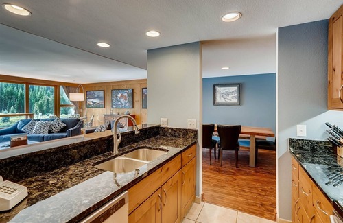 Lakeside Village Condo | Beautiful Lakeside Village 4BR condo - shuttle to slopes, mountain views & more!