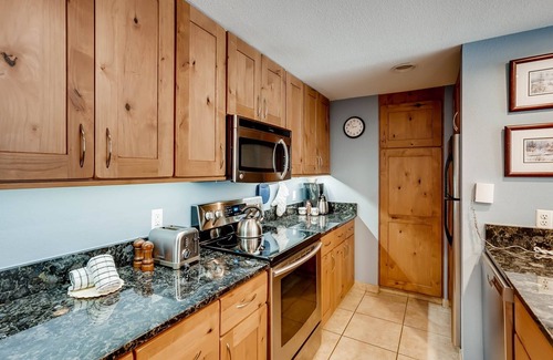 Lakeside Village Condo | Beautiful Lakeside Village 4BR condo - shuttle to slopes, mountain views & more!