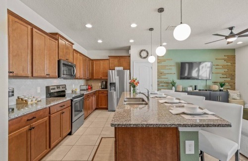Four Corners House | Beautiful Lakeview Villa just mins from Disney w/private pool!
