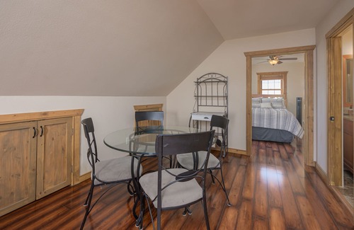 Bullhead City Cabin | Beautiful log cabin in the center of Bullhead close to all amenities and water.