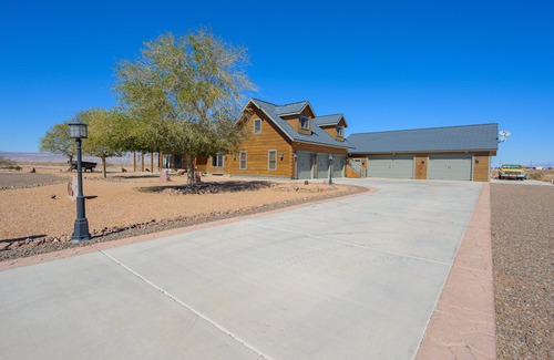 Bullhead City Cabin | Beautiful log cabin in the center of Bullhead close to all amenities and water.