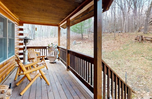 Sky Valley House | Beautiful log home w/ firepit, air hockey & community beach on the lake!