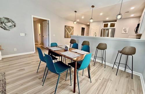 Pawleys Island Condo | Beautiful Modern 3-bedroom condo near beach, golf, pools in Pawleys Island