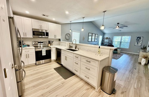 Pawleys Island Condo | Beautiful Modern 3-bedroom condo near beach, golf, pools in Pawleys Island