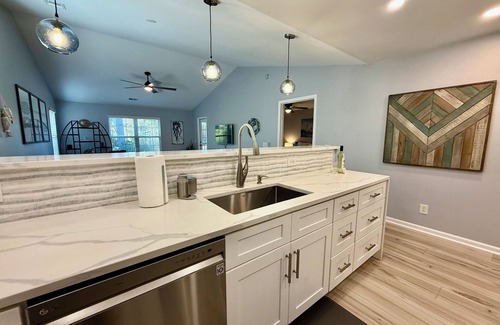 Pawleys Island Condo | Beautiful Modern 3-bedroom condo near beach, golf, pools in Pawleys Island