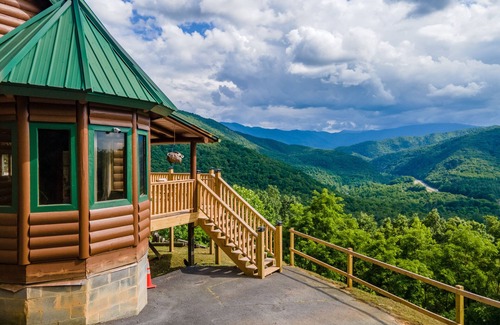Newport Cabin | Beautiful Mountain View log cabin