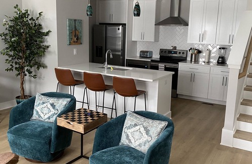 Talbot's Corner Condo | Beautiful Nashville Condo featuring Dolly Parton lounge!