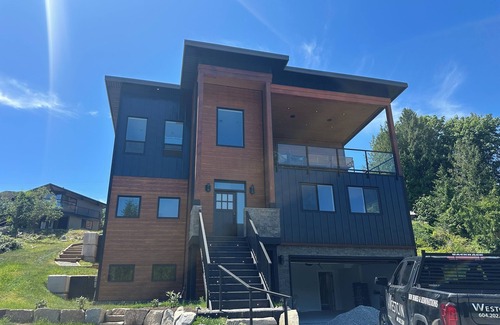 West Porpoise Bay House | Beautiful new home in the heart of Sechelt with ocean and mountain views.