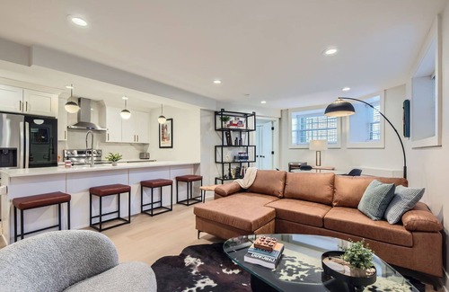 Andersonville Condo | Beautiful Newly Renovated 3BR/2BA in the Heart of Andersonville