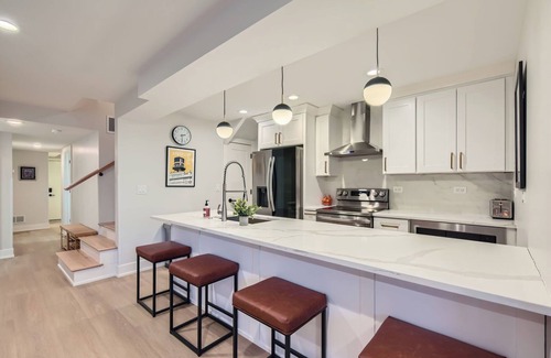 Andersonville Condo | Beautiful Newly Renovated 3BR/2BA in the Heart of Andersonville