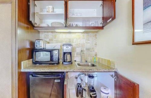 Wailua Apartment | Beautiful OCEAN VIEW with free Parking & Top Floor