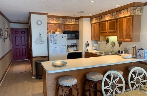 Surfside Beach Condo | Beautiful Oceanfront Condo On 4th Floor - Steps From The Beach. Linens Incl. !
