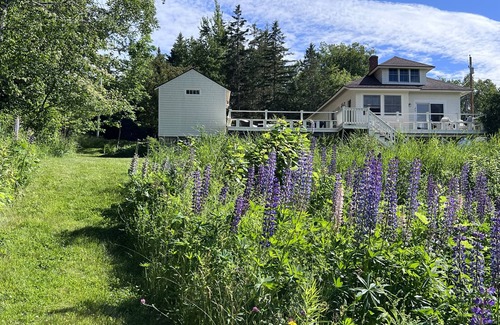 Hancock House | BEAUTIFUL OCEANFRONT COTTAGE WITH AMAZING WATER VIEWS & ACCESS