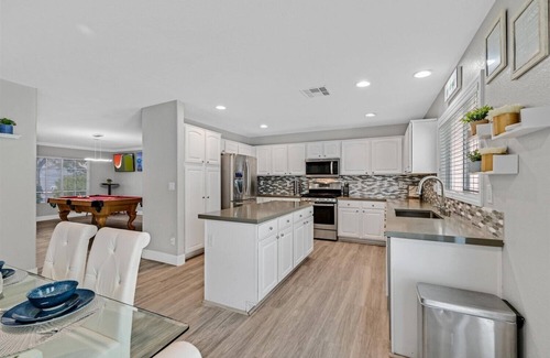 Henderson House | Beautiful Pool Home - TV's Galore and Billards