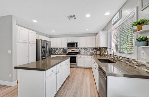 Henderson House | Beautiful Pool Home - TV's Galore and Billards