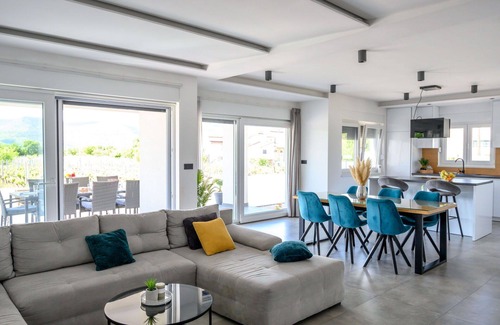 Donji Prolozac House | Beautiful private villa for 8 guests with private pool, A/C, WIFI, TV, terrace and panoramic view