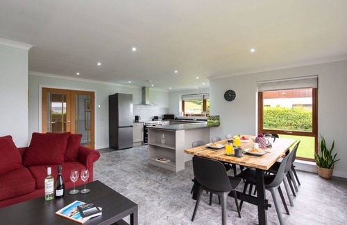 Drumnadrochit Villa | Beautiful private villa for 8 people with WIFI, TV, pets allowed and panoramic view