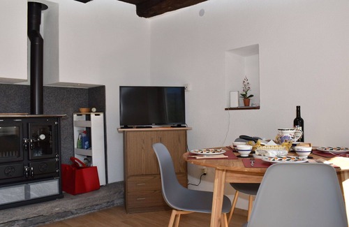 Gudo House | Beautiful private villa for 2 people with WIFI, TV, patio and pets allowed