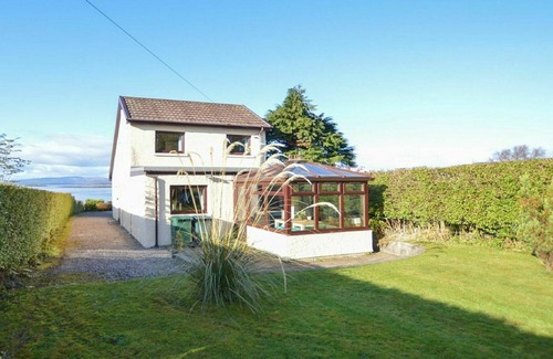 Connel House | Beautiful private villa for 6 people with WIFI, TV, pets allowed and parking