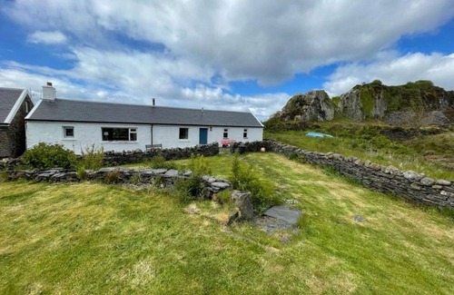 Slate Islands House | Beautiful private villa for 4 guests with WIFI, TV and pets allowed