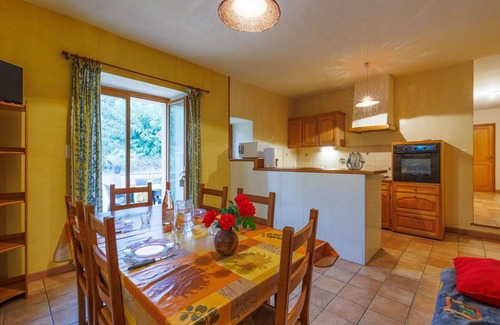 Barjac House | Beautiful private villa for 4 guests with TV, terrace, pets allowed and panoramic view