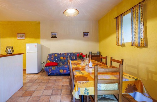 Barjac House | Beautiful private villa for 4 guests with TV, terrace, pets allowed and panoramic view
