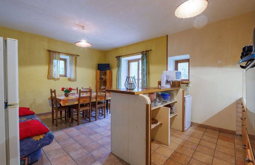 Barjac House | Beautiful private villa for 4 guests with TV, terrace, pets allowed and panoramic view