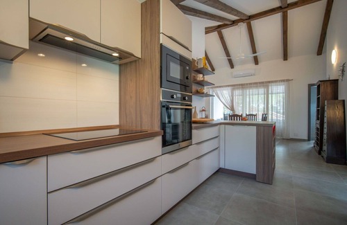 Cunski House | Beautiful private villa for 12 people with hot tub, A/C, WIFI, TV and patio