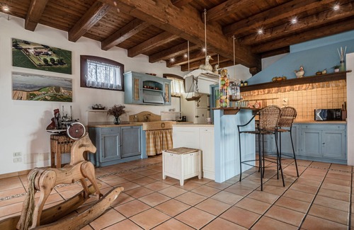 Ca' Pirami Villa | Beautiful private villa with hot tub, private pool, WIFI, A/C, TV, pets allowed and panoramic view