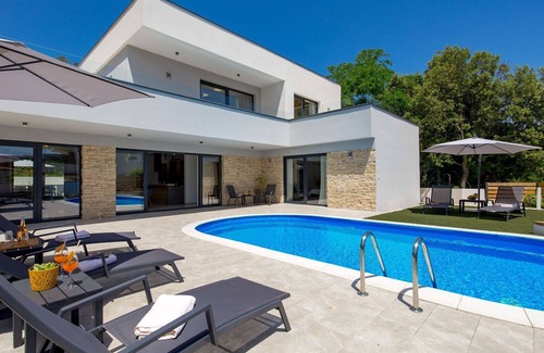 Lopar Villa | Beautiful private villa with hot tub, WIFI, A/C, private pool, TV, patio and pets allowed