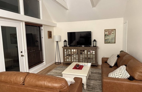 Salem Condo | Beautiful, quaint newly-renovated Keowee Key condo with golf course view!