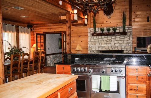 Justin House | Beautiful Ranch Near DFW & Texas Motor Speedway, Perfect for Large Groups