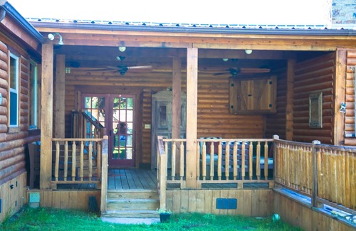 Justin House | Beautiful Ranch Near DFW & Texas Motor Speedway, Perfect for Large Groups