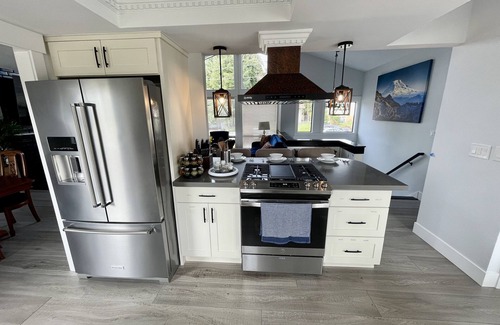 Brighton House | Beautiful relaxing home 4BR/3BA near Light Rail