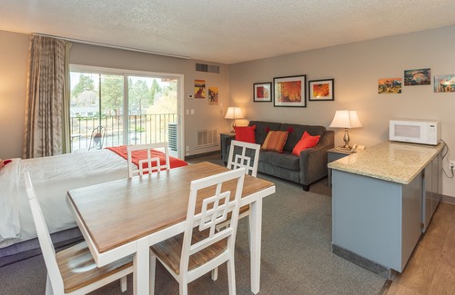 Bend Condo | Beautiful River Views - Walk Downtown ~ Fireplace ~ Patio