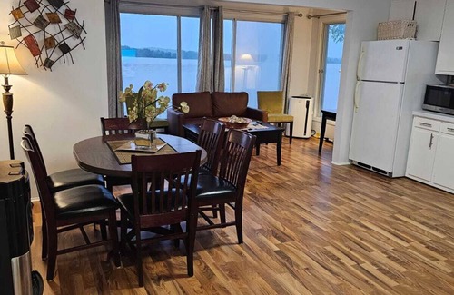 Clarence-Rockland Cottage | Beautiful riverfront cottage with dream views